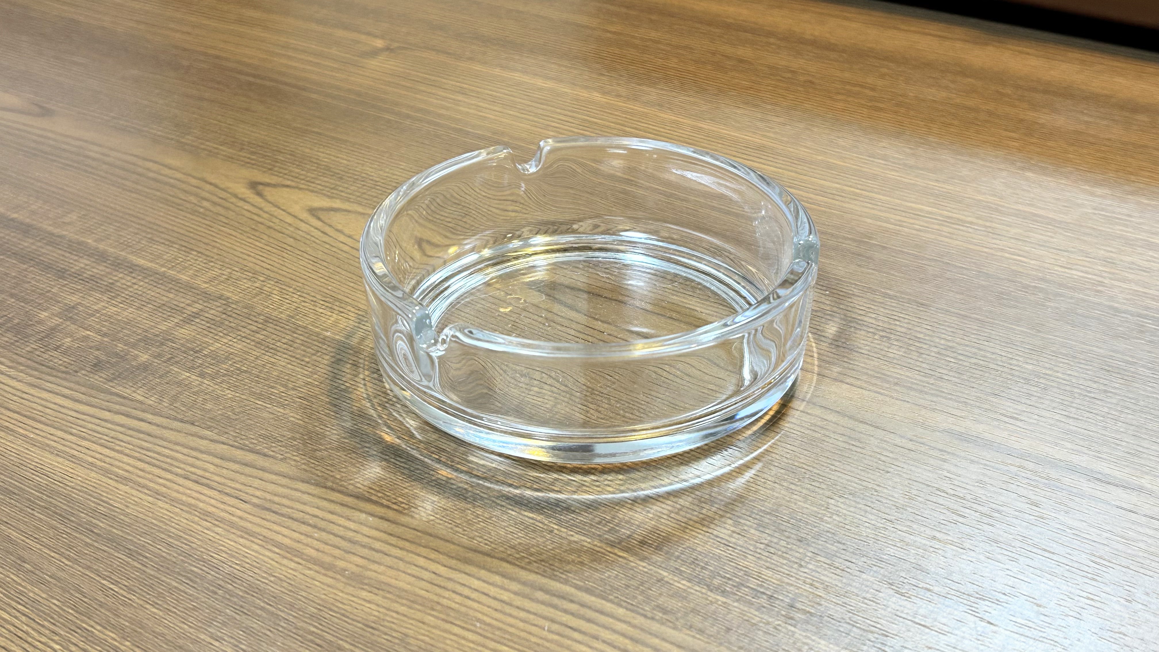 【灰皿】喫煙部屋には灰皿をご用意しております。