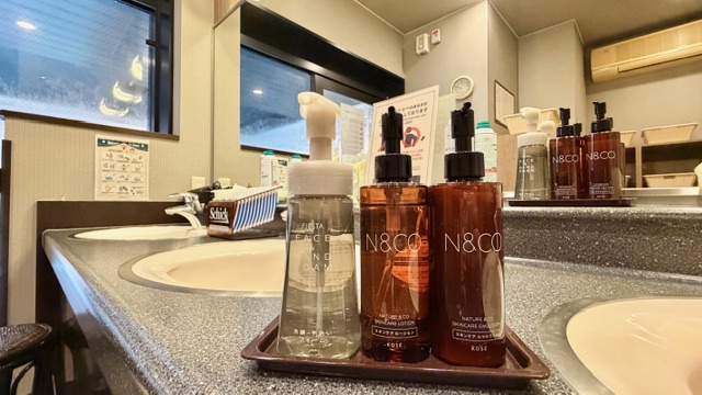 【脱衣所】大浴場にはスキンケアアメニティをご用意しております