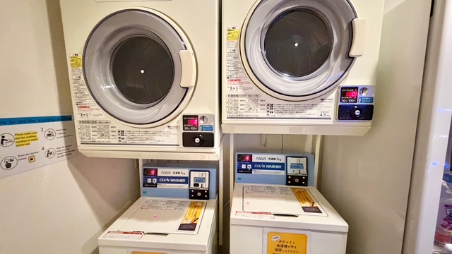 【パブリック】自動販売機隣にコインランドリー2台ございます！洗濯洗剤はフロントにて販売しております