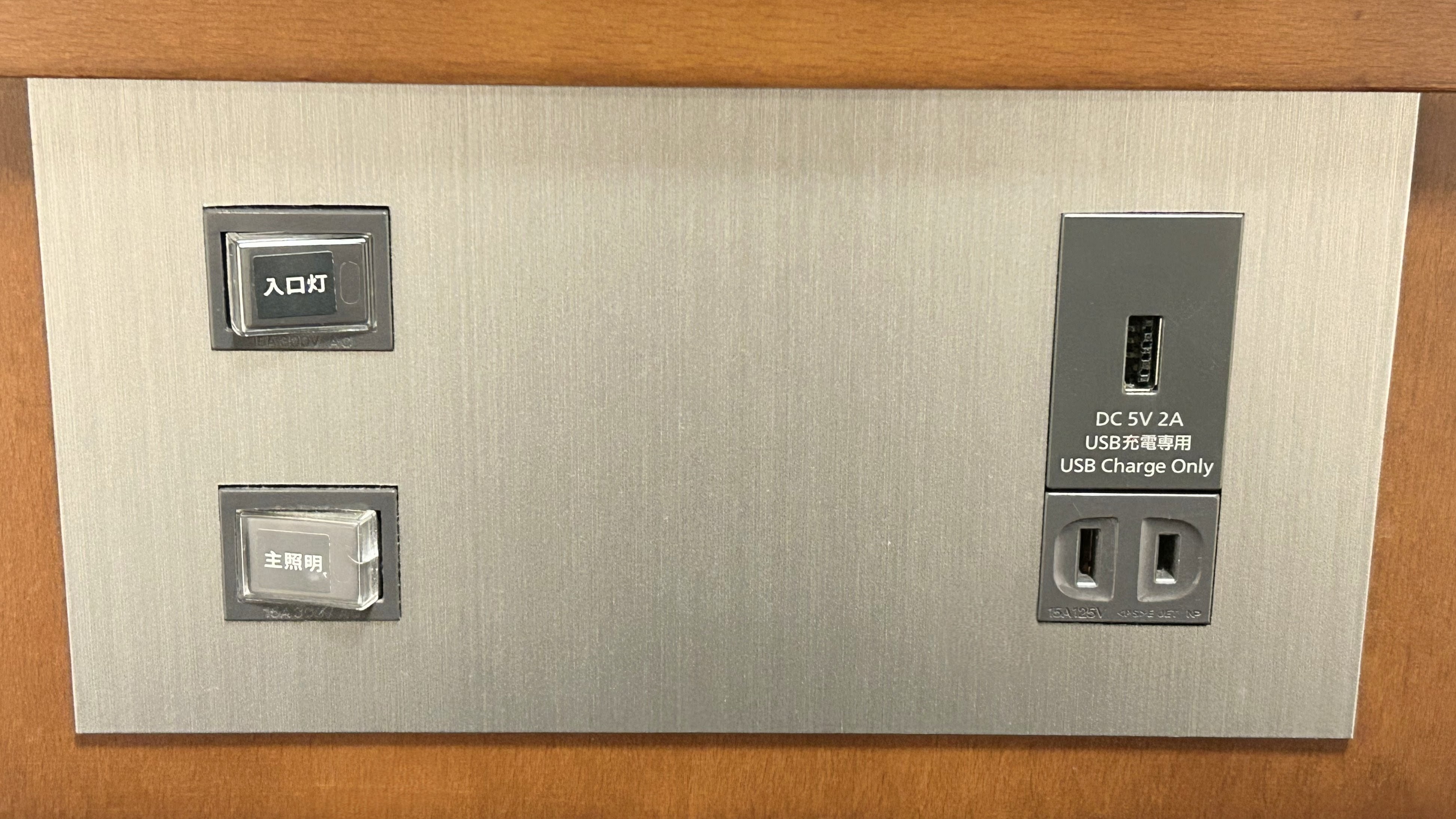 【ベッドボード充電スペース】ベッド脇にはUSB、タイプC、通常コンセントの差込口がございます。