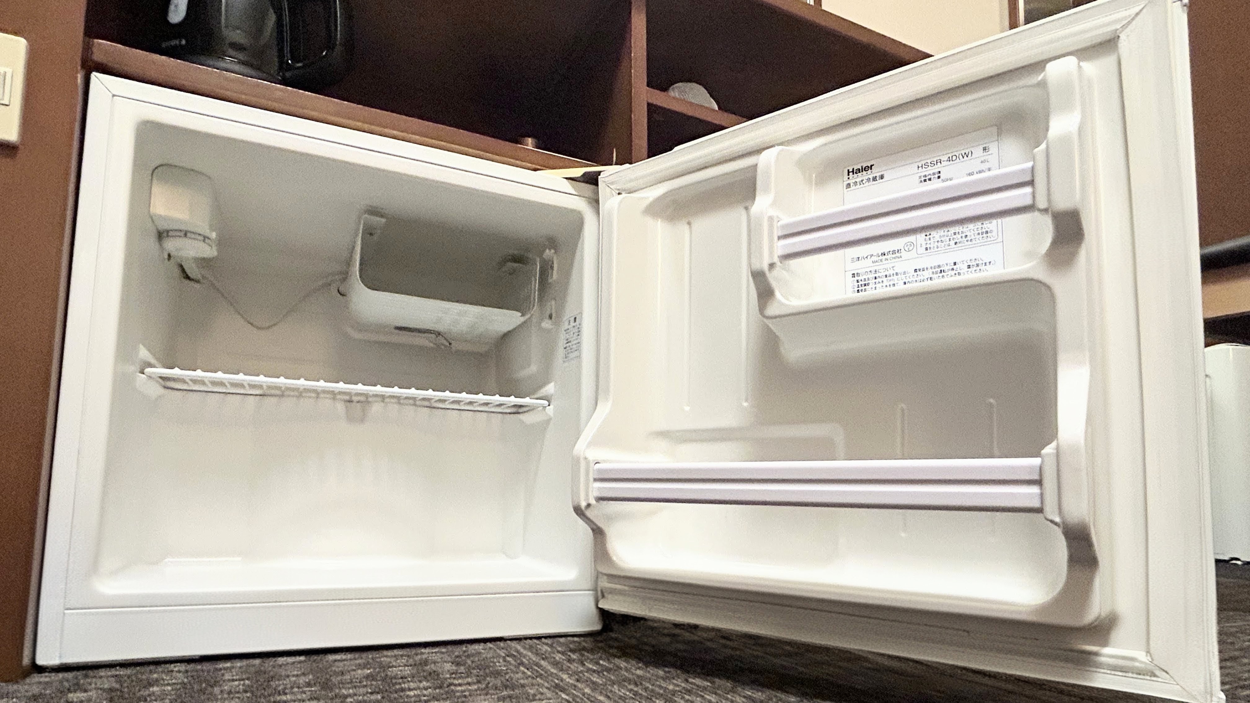 【冷蔵庫】小型冷蔵庫を客室内にご用意しております。隣に電源スイッチがございます。
