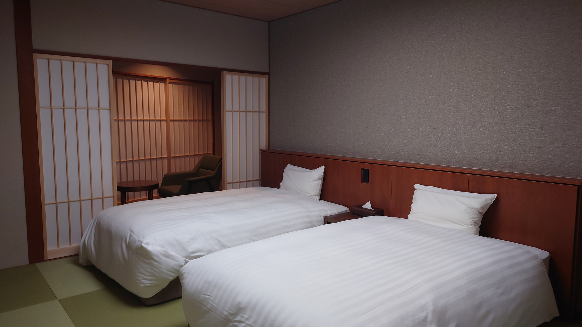 和洋室（ツイン＋ソファ付和室８畳）：「翠峰」のベッド部屋