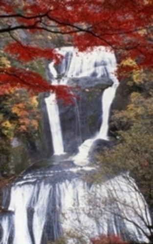 紅葉の袋田の滝