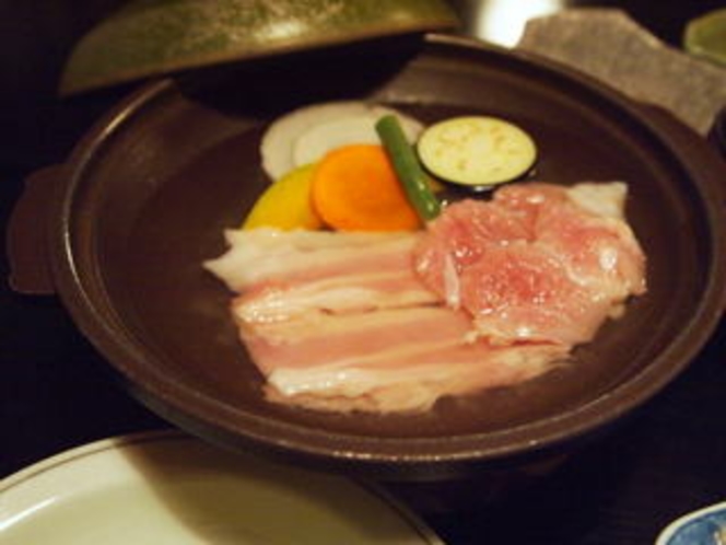 豚肉と鶏肉の陶板焼き