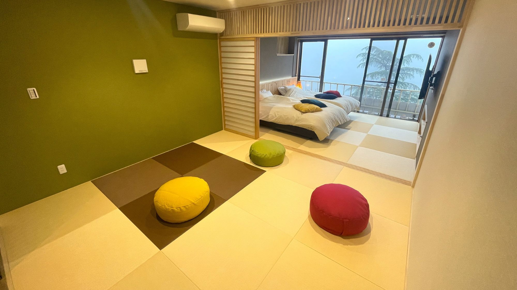 【ファミリールーム「つどい」】ご家族皆様でお入りいただける温泉家族風呂がお部屋内にあります。