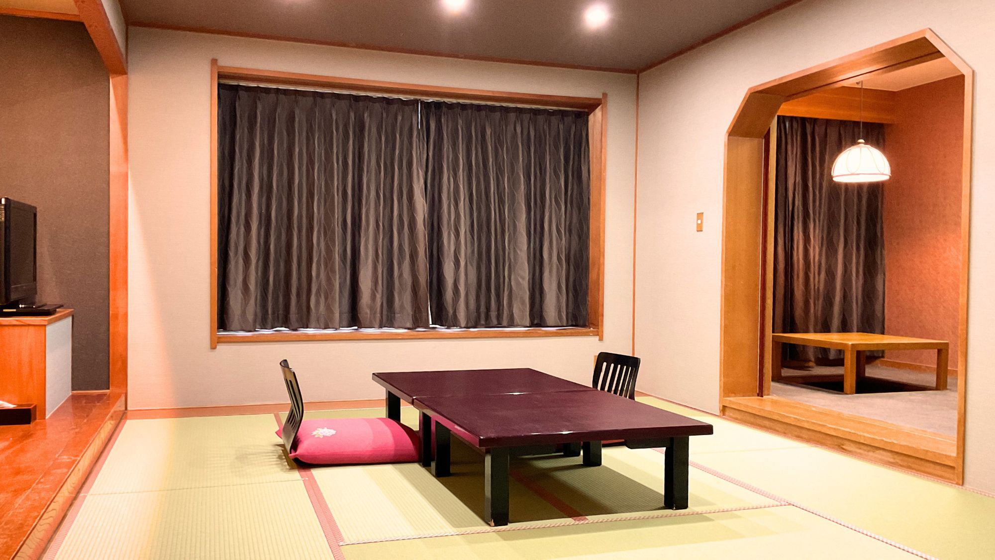 【お部屋食和室】10畳和室と広縁が付いている和室タイプのお部屋です。