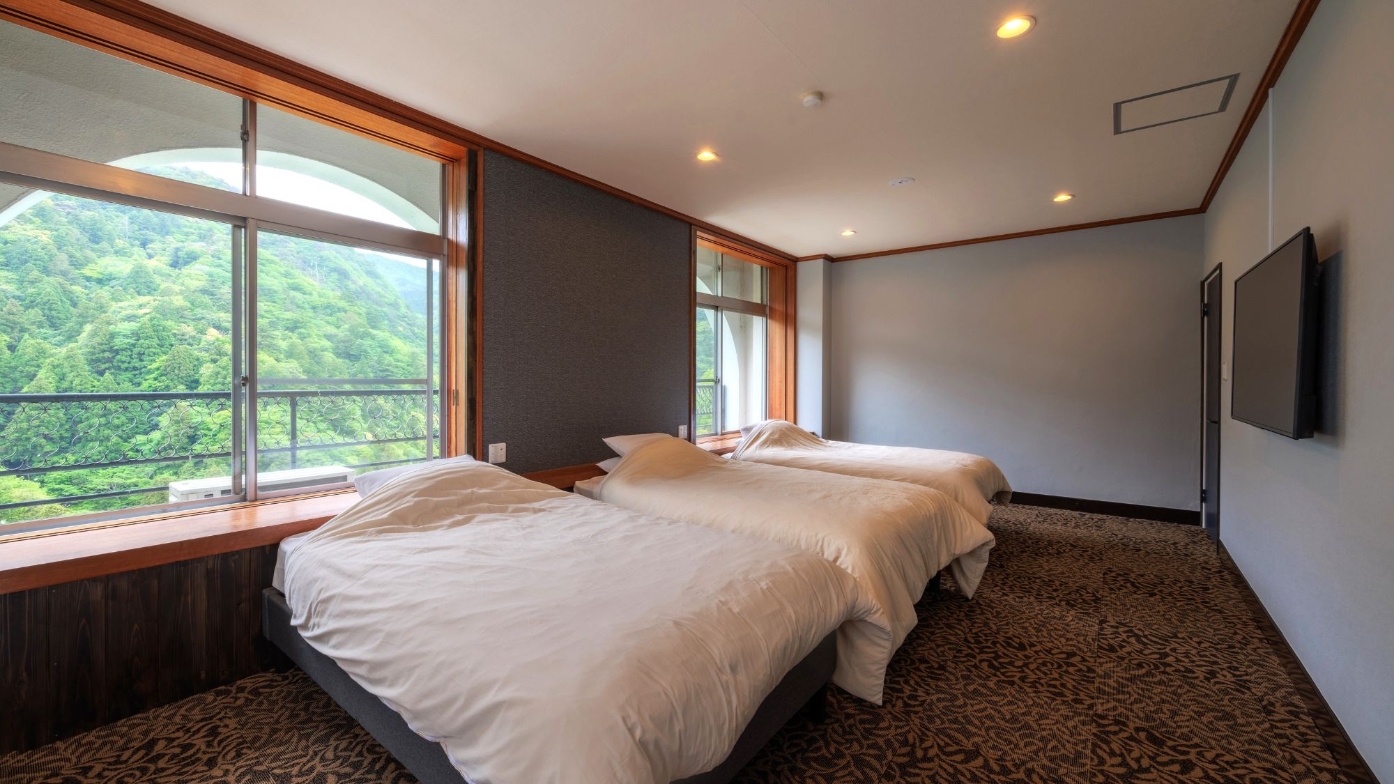 【最上階スイートルーム「天景」】リニューアル新客室。約60㎡の広々ベッドルームです。