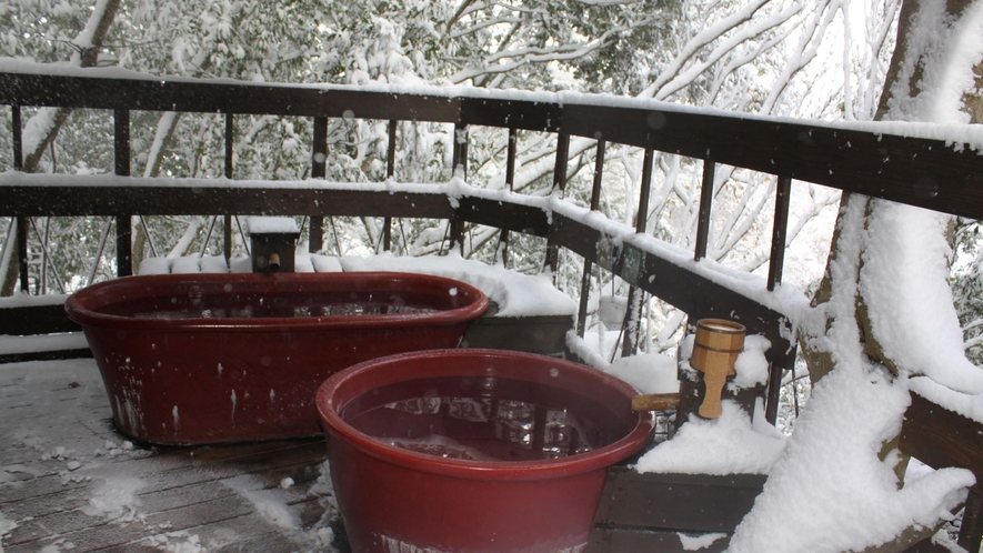 【冬の露天風呂】冬の露天風呂は幻想的な雰囲気に囲まれた雪見風呂♪