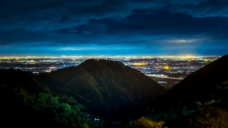 【屋上からの夜景】当館10階展望台からの四日市の夜景は絶景です！