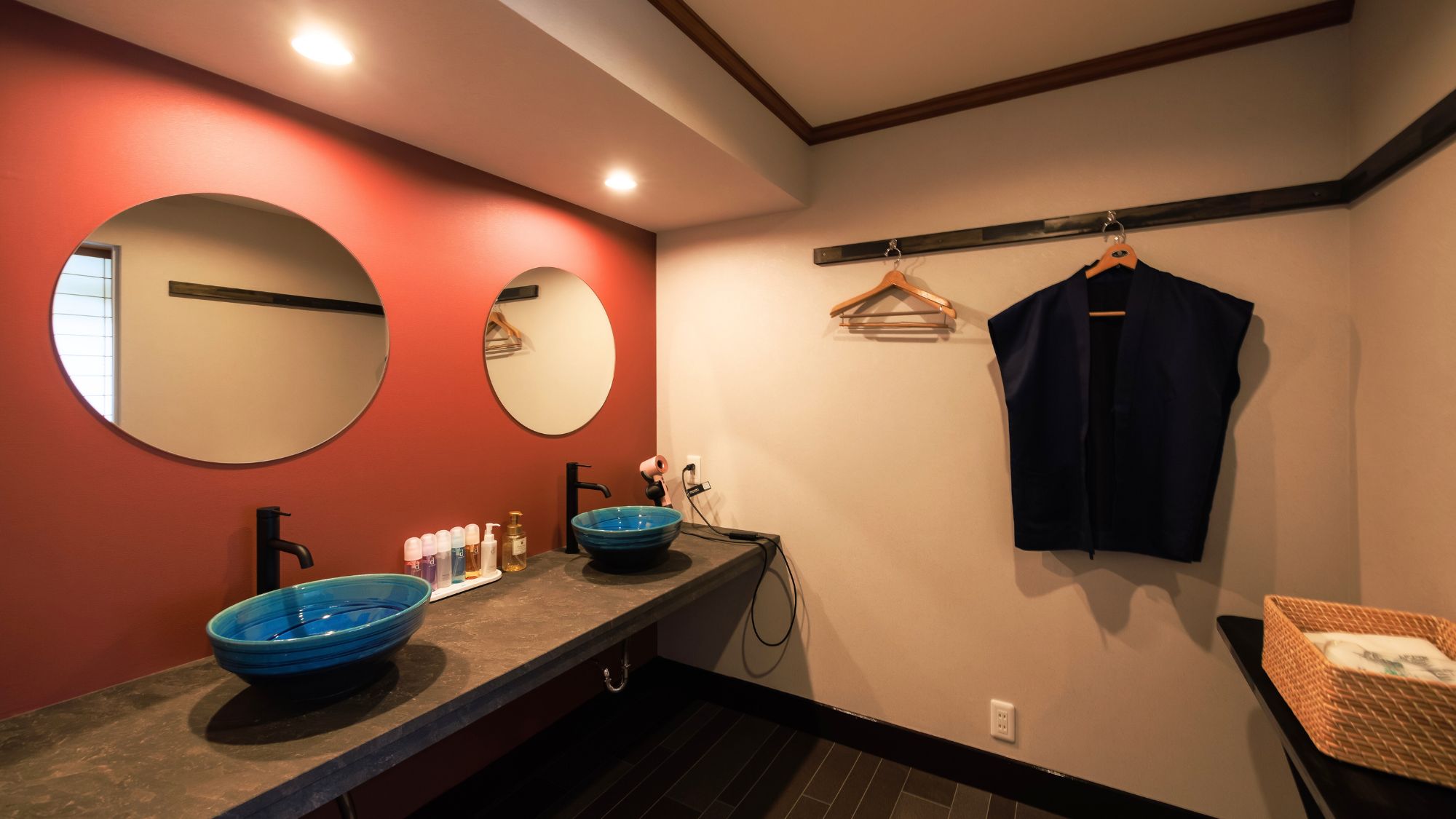 【最上階スイートルーム「天景」】リニューアル新客室。約60㎡の広々ベッドルームです。