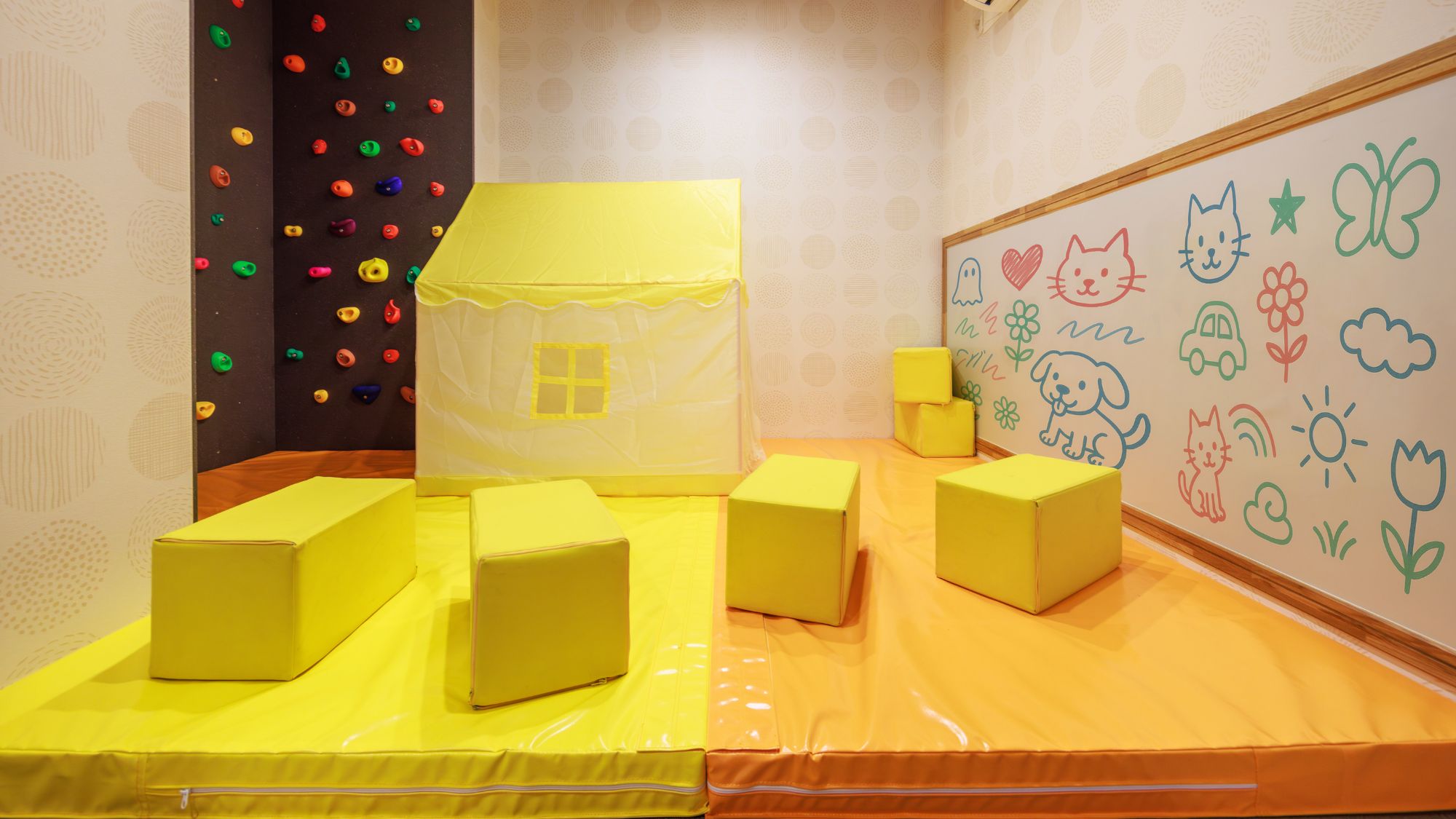 【ファミリールーム「ゆう」】リニューアル新客室。客室内にキッズボルダリング付！