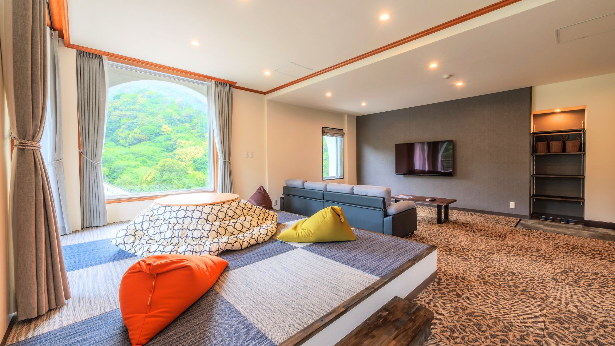 【最上階スイートルーム「天景」】リニューアル新客室。約60㎡の広々ベッドルームです。