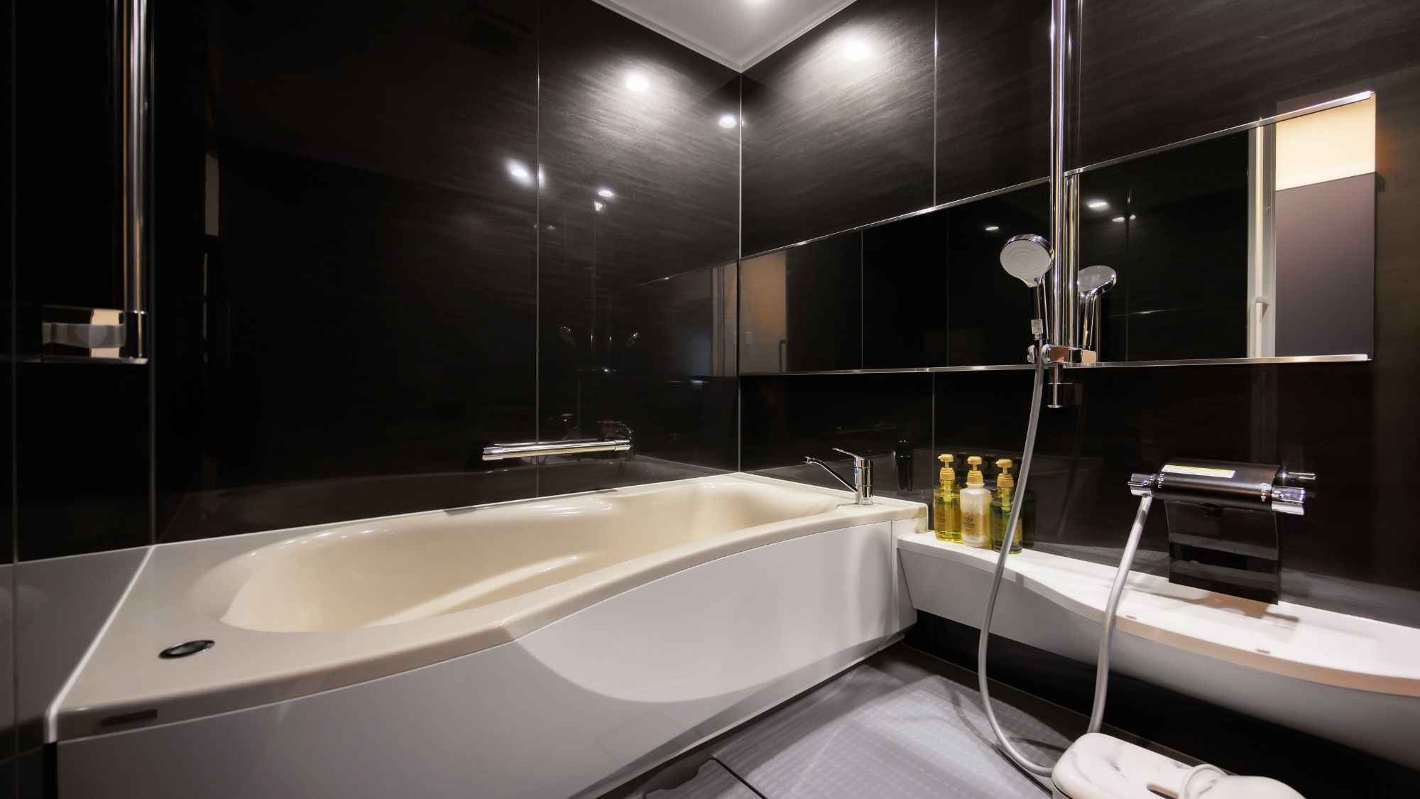 【最上階スイートルーム「天景」】リニューアル新客室。約60㎡の広々ベッドルームです。