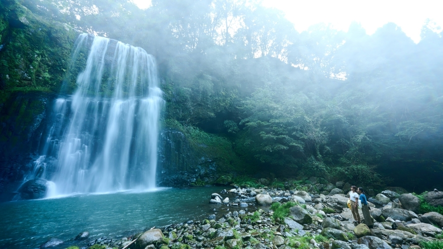 桜滝／天ヶ瀬3大名瀑のひとつ　「流れ落ちる事すだれの如し」