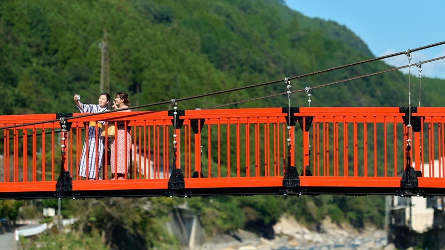 ホテル専用吊り橋／旅の情緒満点。川風に吹かれてみませんか。