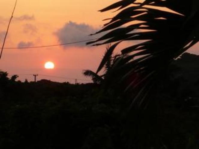 宿の庭から見える夕日