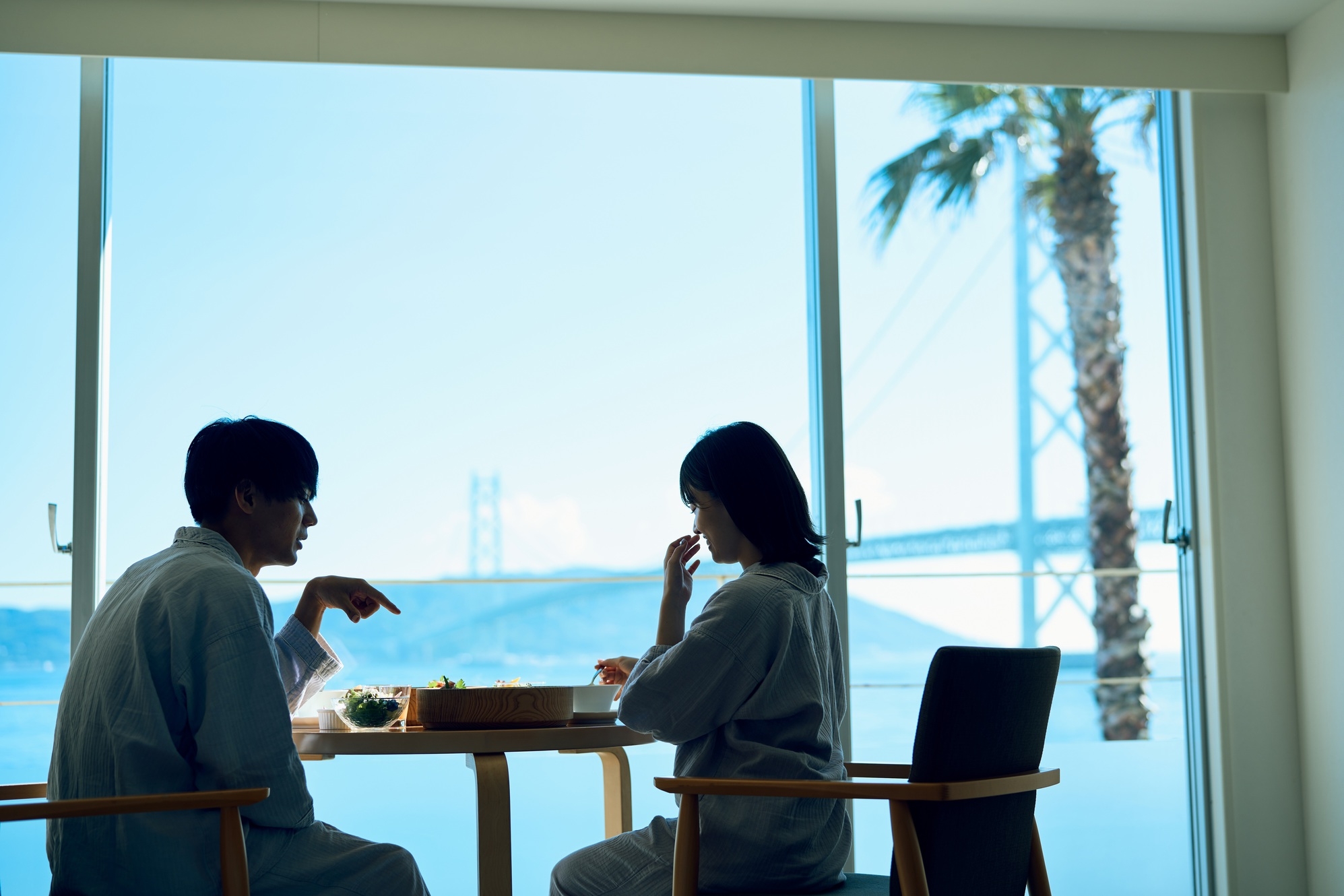 【スタンダード｜朝食付】お部屋で海辺の絶景を眺めながら優雅な朝食を／明石海峡大橋と淡路島を臨む