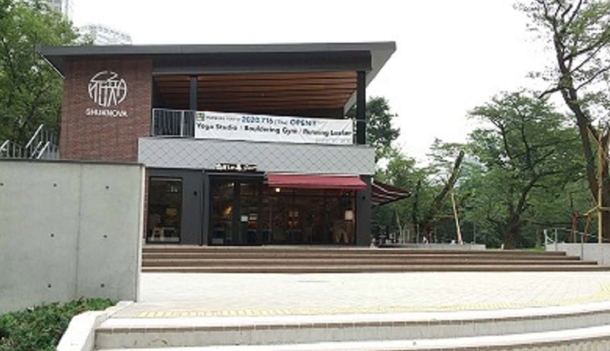 新宿中央公園へは当ホテルより徒歩約10分
