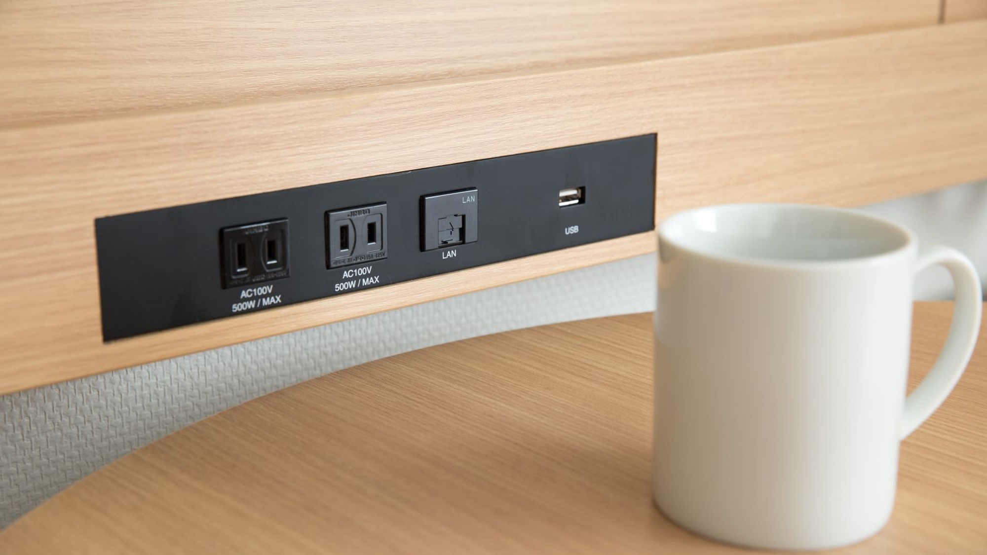 デスク横にコンセント(USB用もございます)