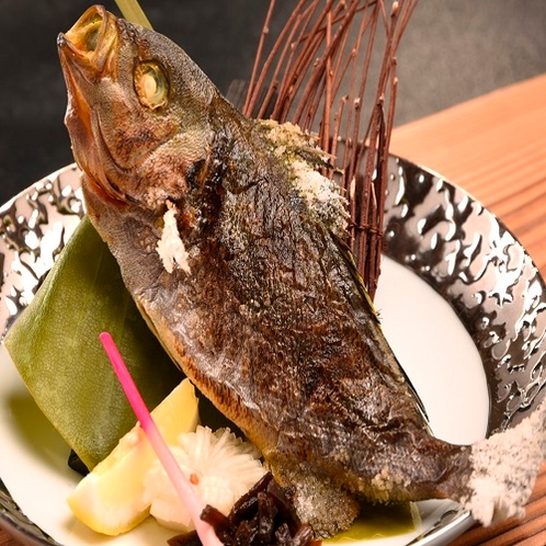 汐の味を感じて。。豪快に頬張ってほしい地魚串焼き※献立一例