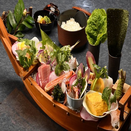 ハラール懐石コースには舟盛り手巻き寿司を用意