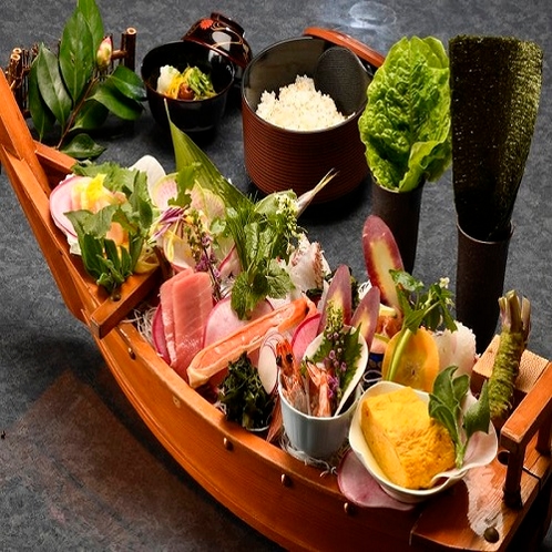 ハラール懐石コースには舟盛り手巻き寿司を用意