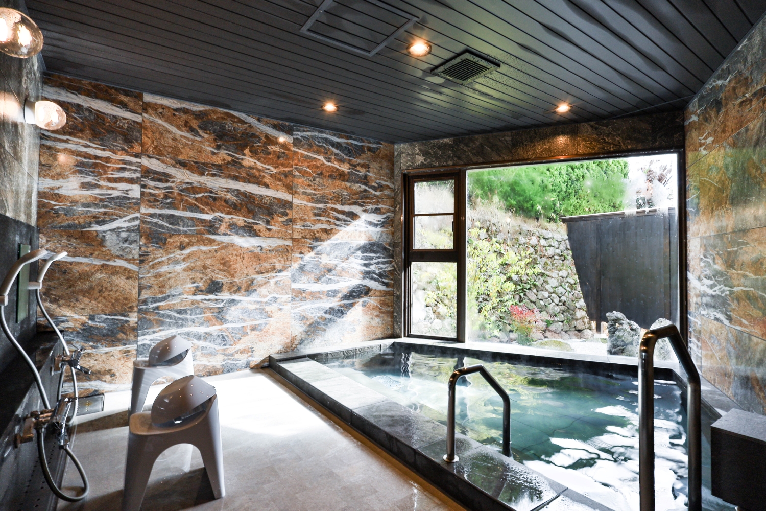 【貸切風呂】プライベートなお時間をお楽しみくださいませ。