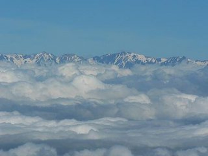 根子岳・四阿山の百名山登山「根子岳山頂からの雲海と北アルプス」