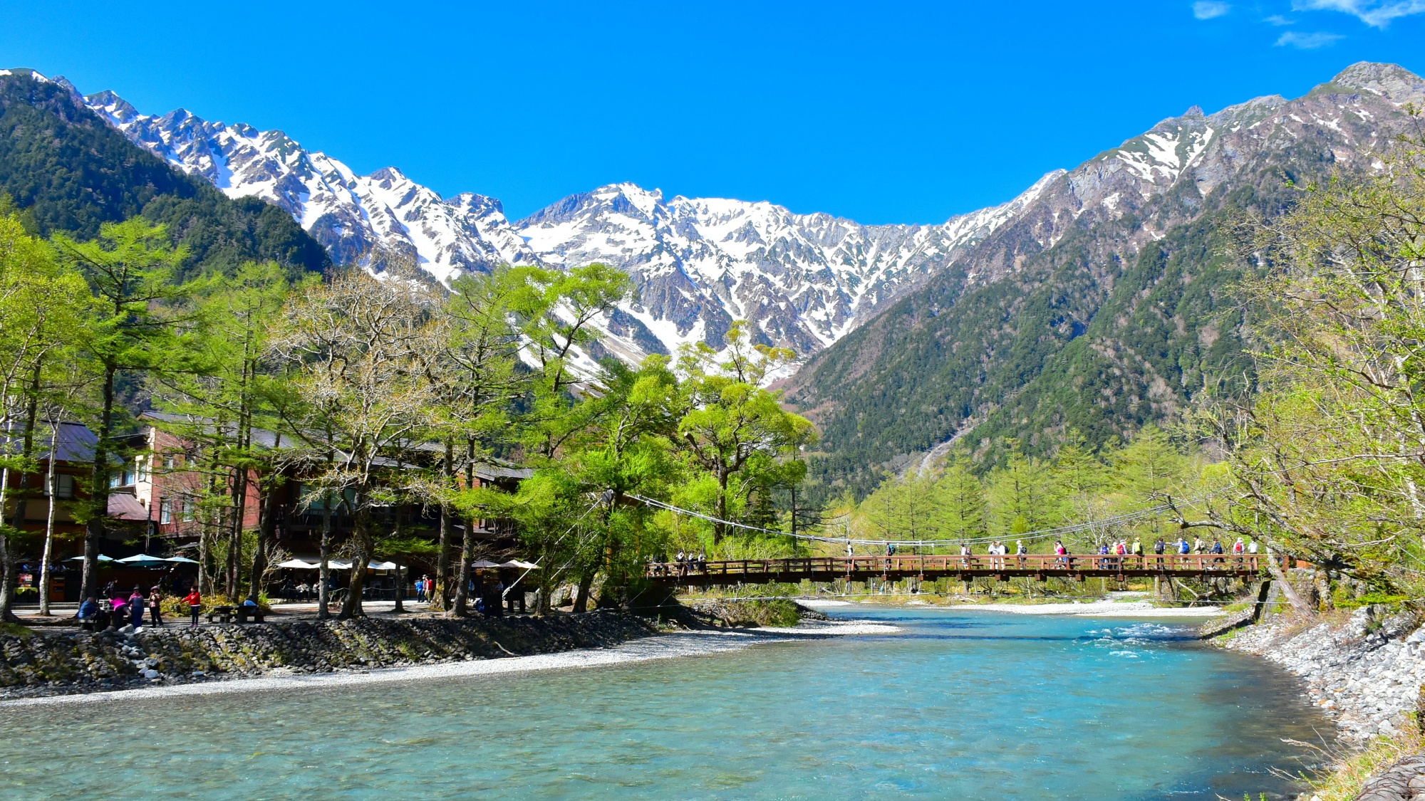 清らかな梓川に架かる河童橋から望む山々の雄姿、大正池や明神池など、山と緑と水の風景が織りなす上