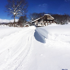 *【外観：冬】真っ白な雪に包まれる…青空とのコントラストが絶妙です。