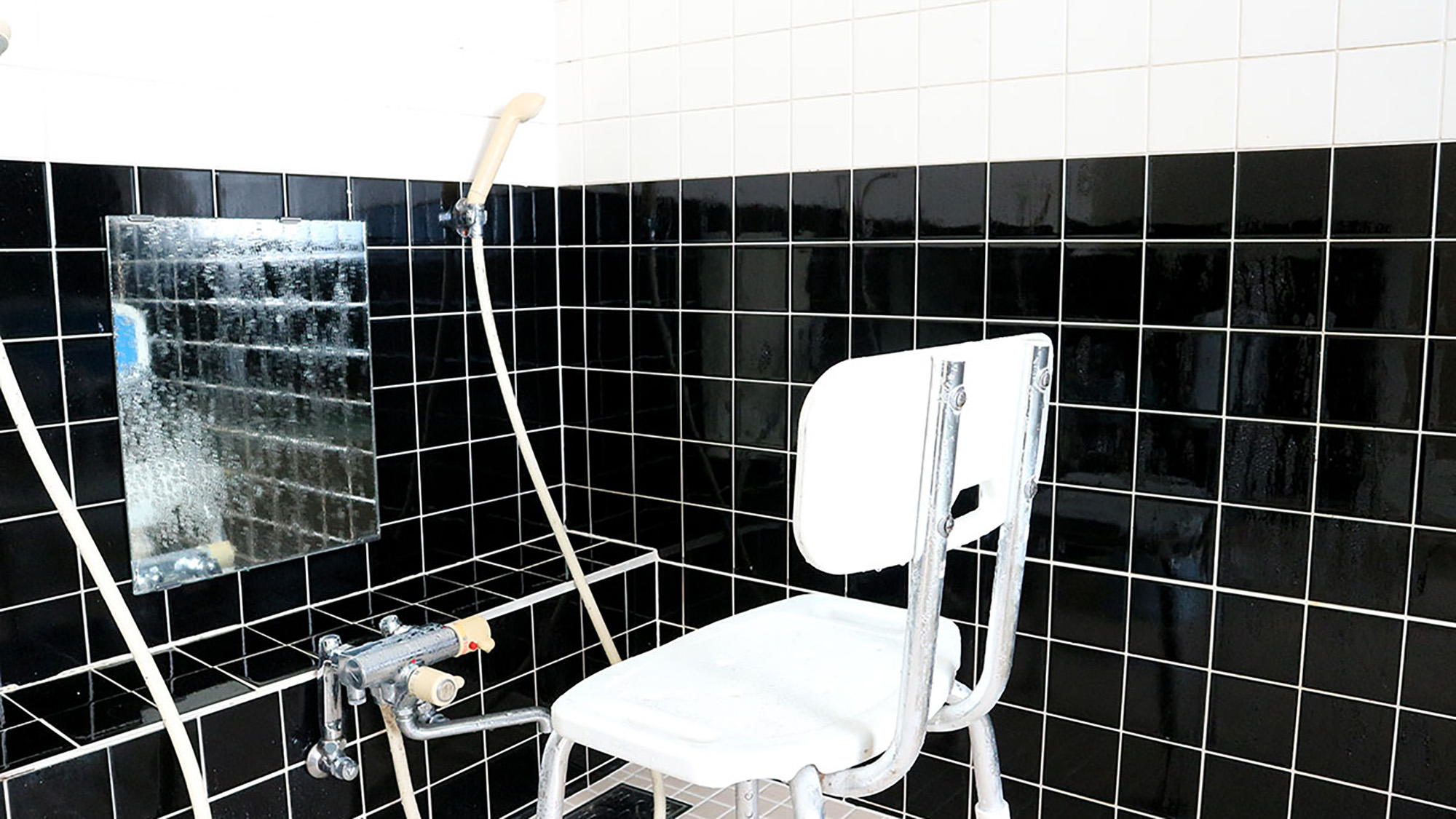 *【お風呂】女性の浴場には椅子があります。