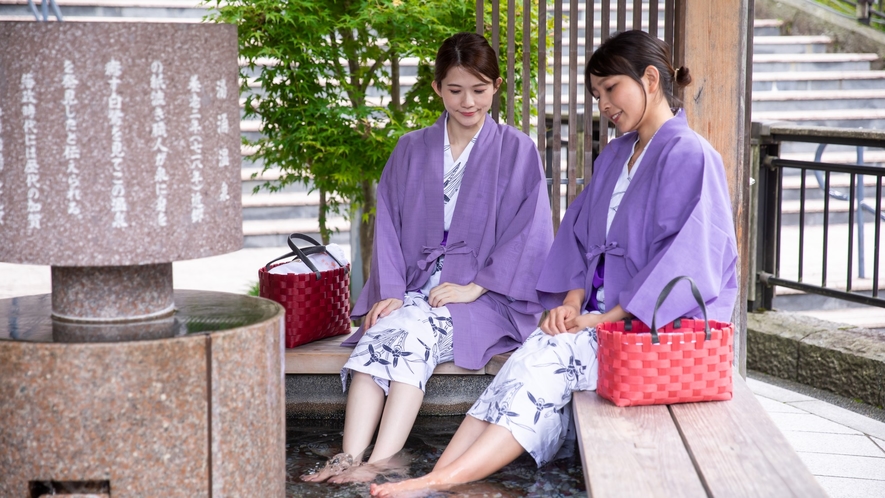 【街歩き】足湯に入りながら四季折々の街並みも楽しめます♪