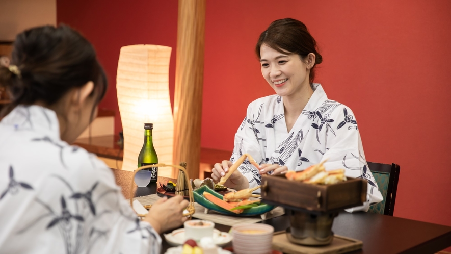 【お食事会場】北陸の冬と言えば蟹！身の締まったぷりぷりの蟹に笑顔がこぼれます。