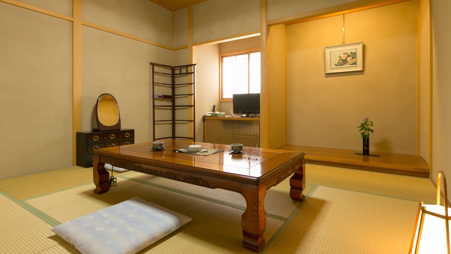 【離れ　青巒荘「椿」】の8畳客室この他に、12.5畳の和室と露天風呂、内風呂がある贅沢なお部屋。