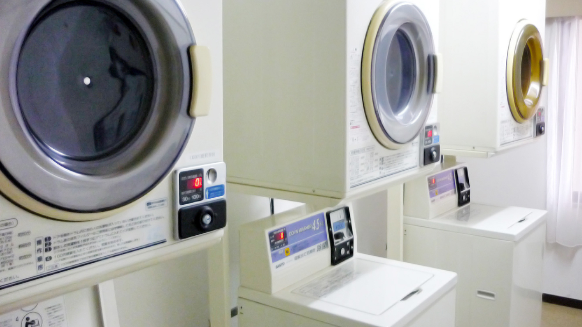 コインランドリー(有料)　洗濯機：200円(1時間)/乾燥機：100円(30分)