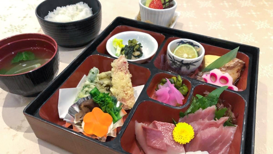 ランチｰお弁当ｰ　優しい味つけにほっと一息。魚沼の美味しいコシヒカリと一緒にお召し上がりください。