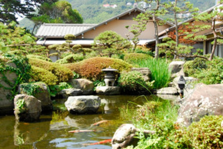 小さいながらも風情ある日本庭園