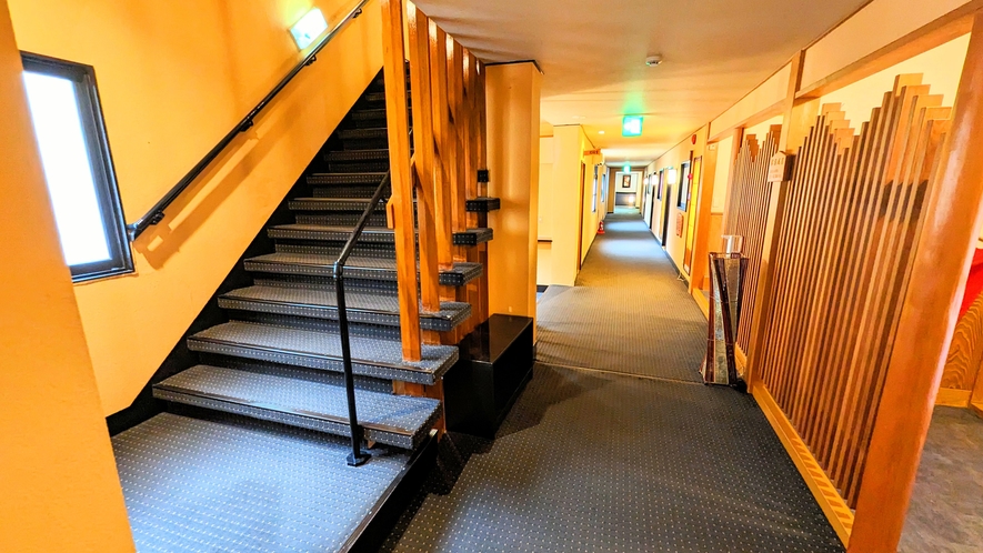 2階客室から3階客室への階段