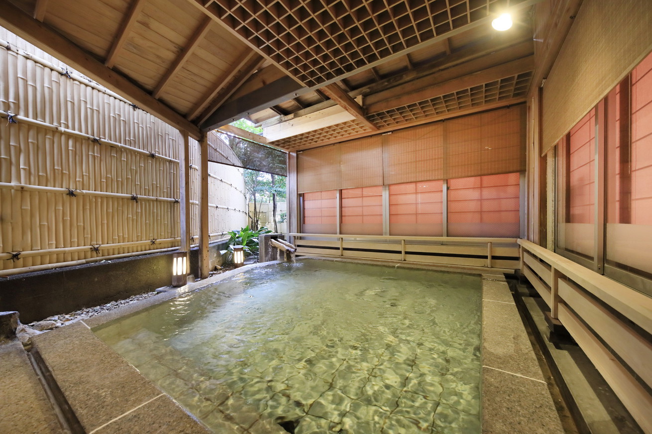 <女性用露天風呂 うらら>