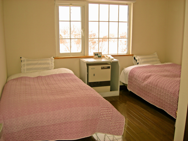 Twin room [bathroom and toilet/washlet] Free internet access via wifi connection!