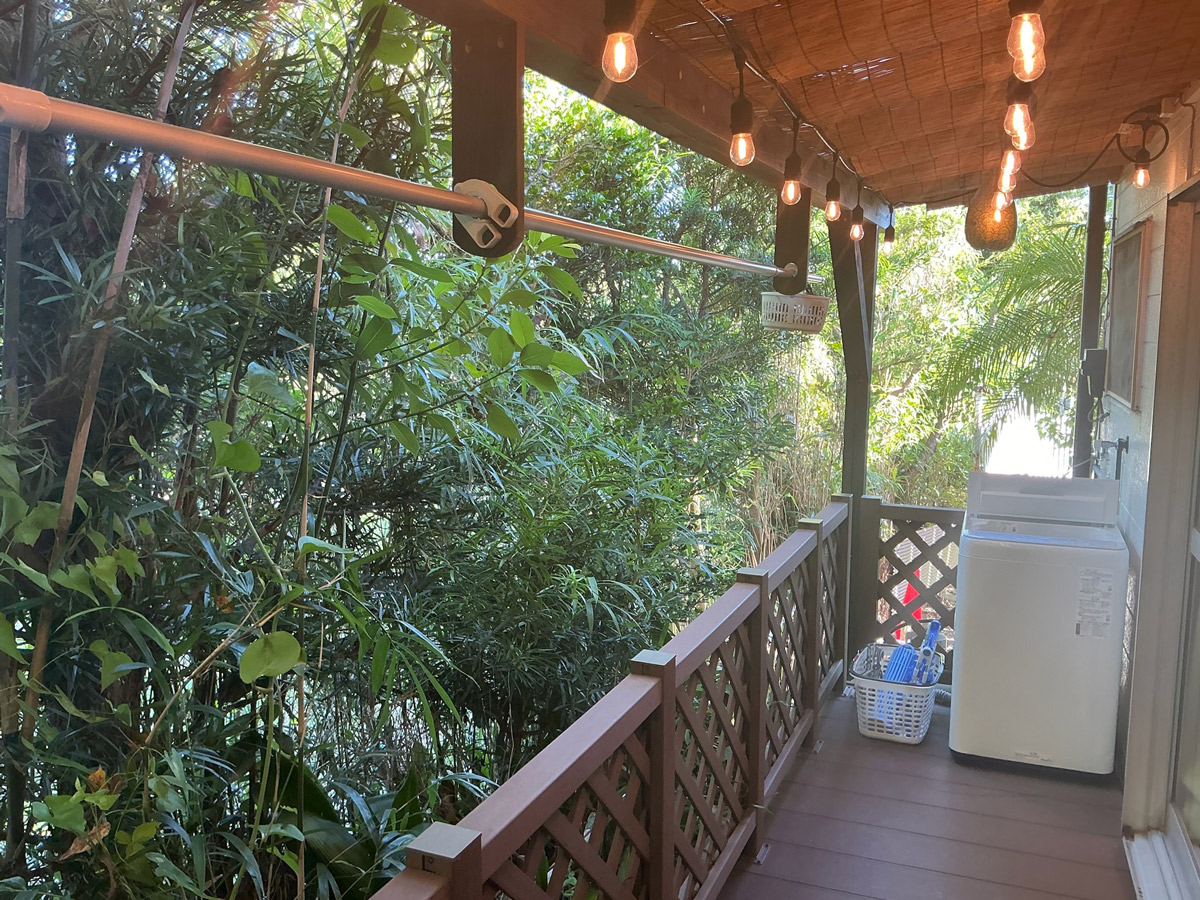 【あざみ】ベランダの洗濯機と洗濯干し場