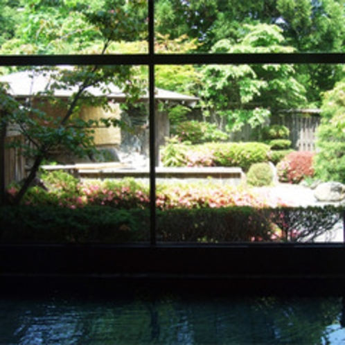 *内風呂一例／大きな窓の外には庭園の眺めが広がる大浴場。