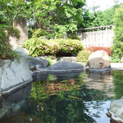 *庭園露天風呂一例／男女別1ヶ所ずつある露天風呂。季節の風を感じながら良質な温泉を堪能！