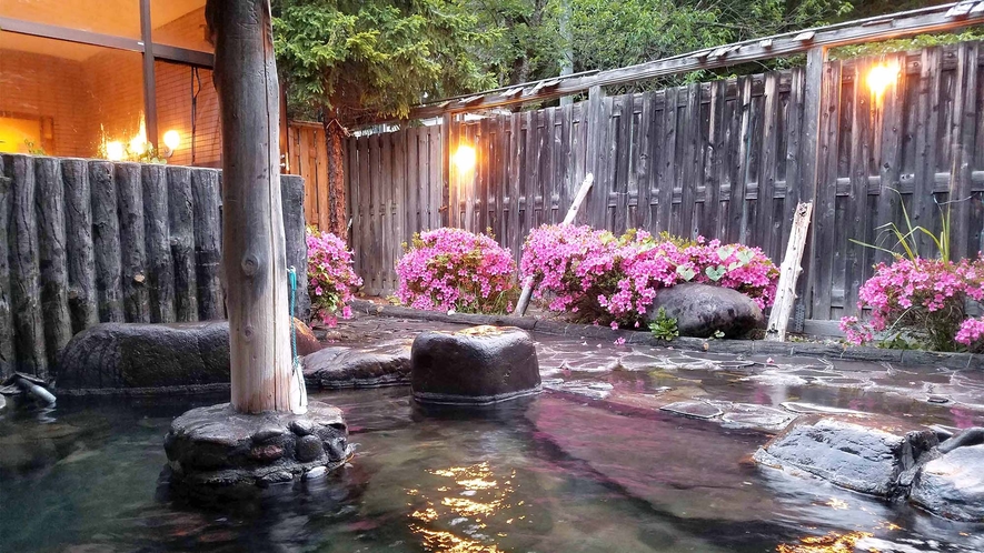 ・庭園露天風呂６月中旬頃の風景です。お花を眺めながらリラックス♫