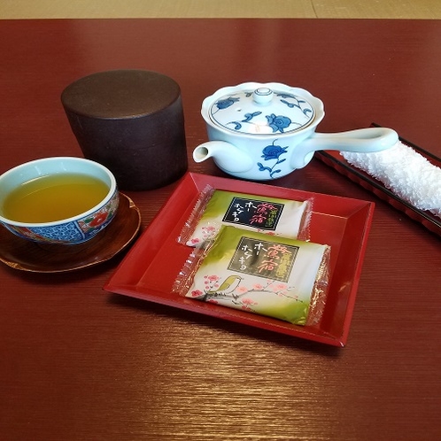 ＊客室一例/ご到着後はお茶で一息。鶯宿温泉の銘菓をご用意しております。