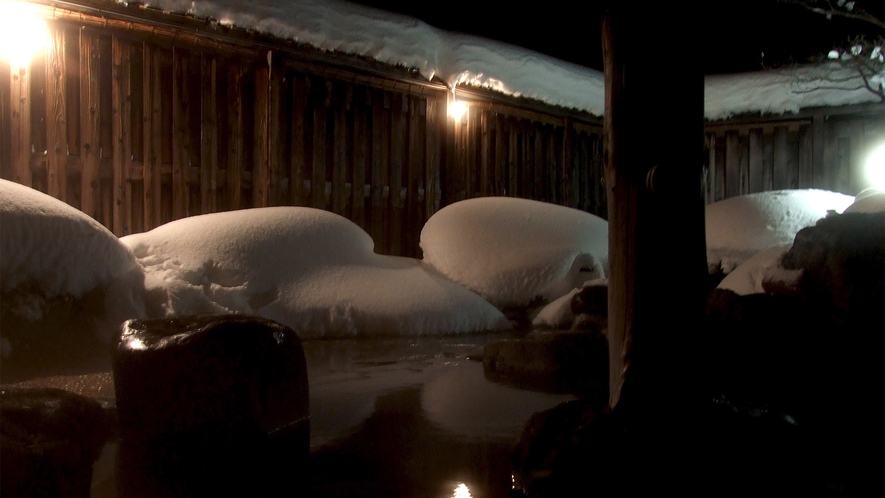 ・冬は雪見露天風呂をお楽しみいただけます。心までほっこり♪