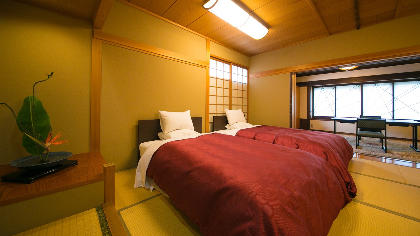 ２階　 ヒノキ風呂内湯付き和洋室