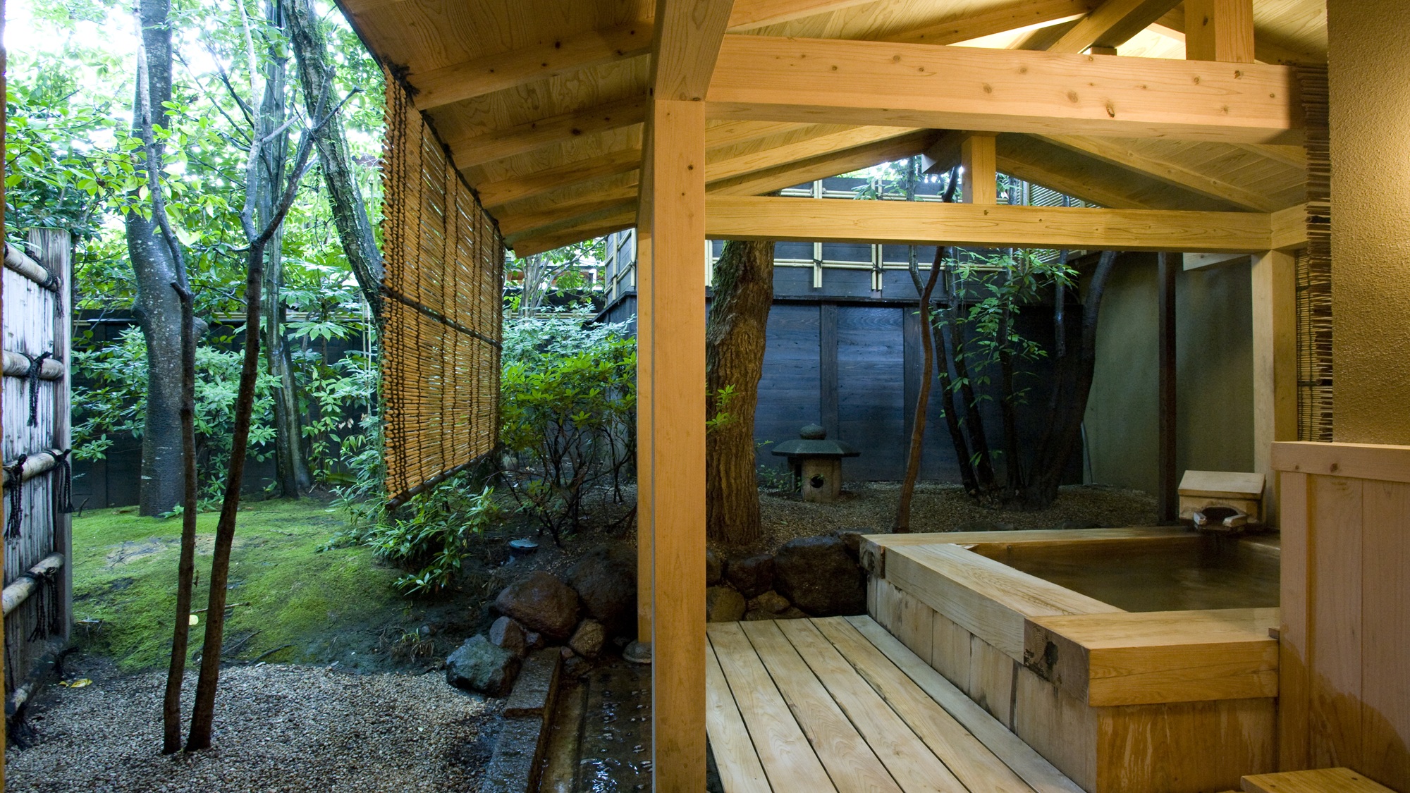 １階【露天風呂+内湯付き】和室（１２畳+８畳）広縁　箱庭付