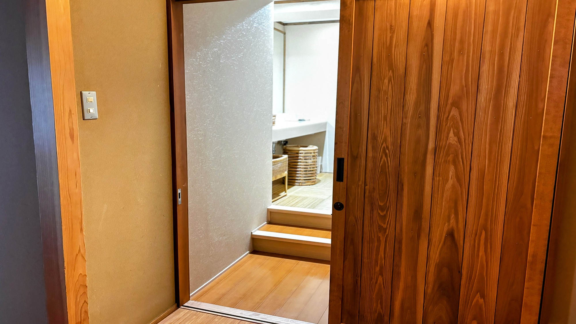 ２階　ひのき内湯付和洋室