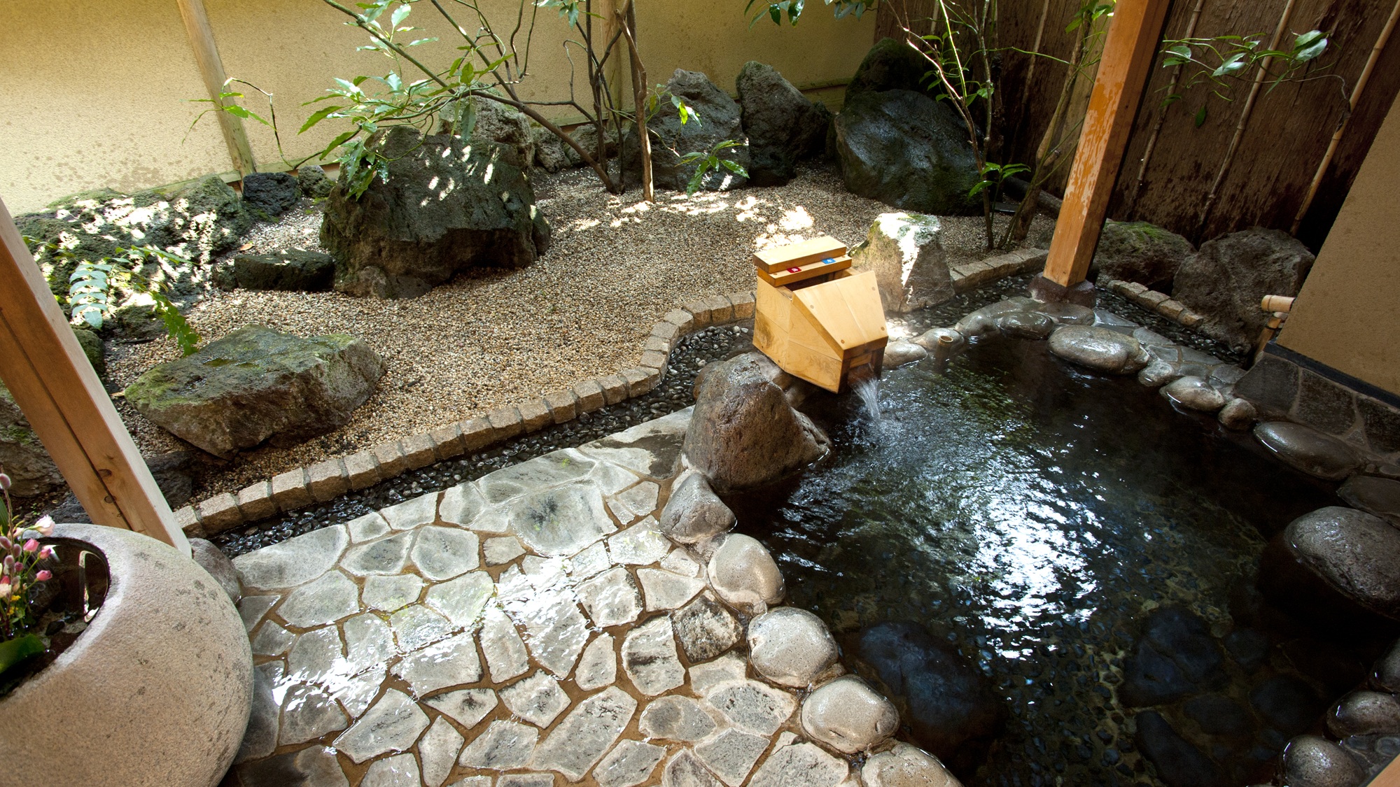 １階【露天風呂+内湯付き】和室（１０畳+８畳）広縁　箱庭付き